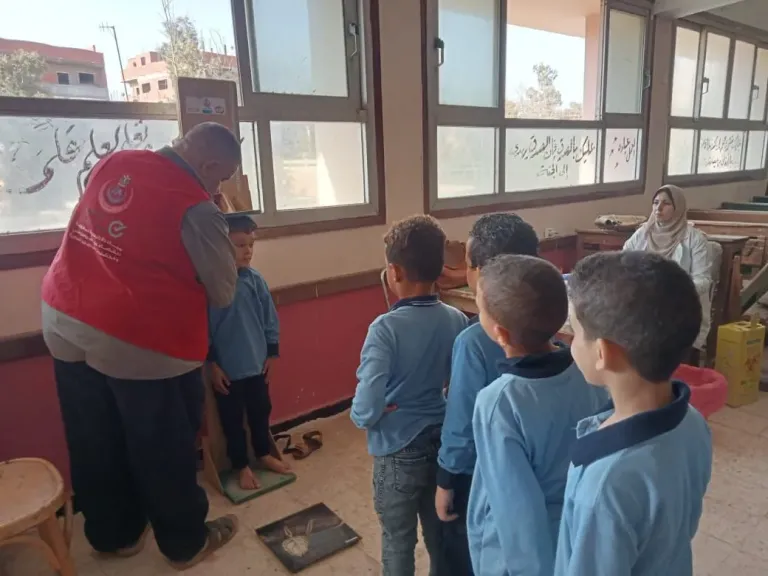 فحص الطلاب بالمدارس 