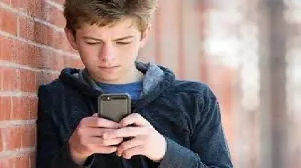 استخدام المراهقين للهواتف