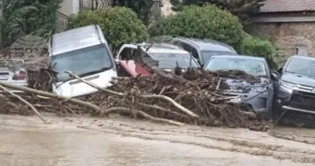 فيضانات 