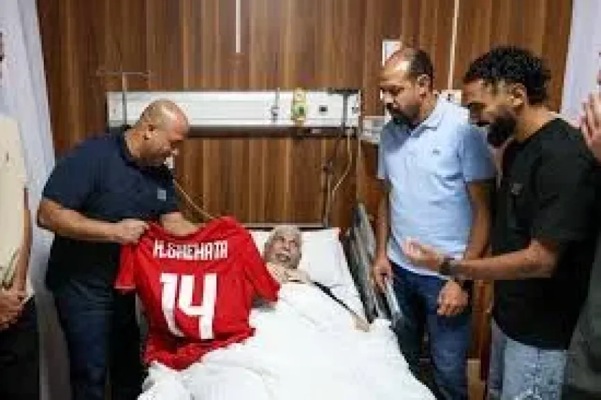 لاعبين الاهلي في زيارة لحسن شحاتة