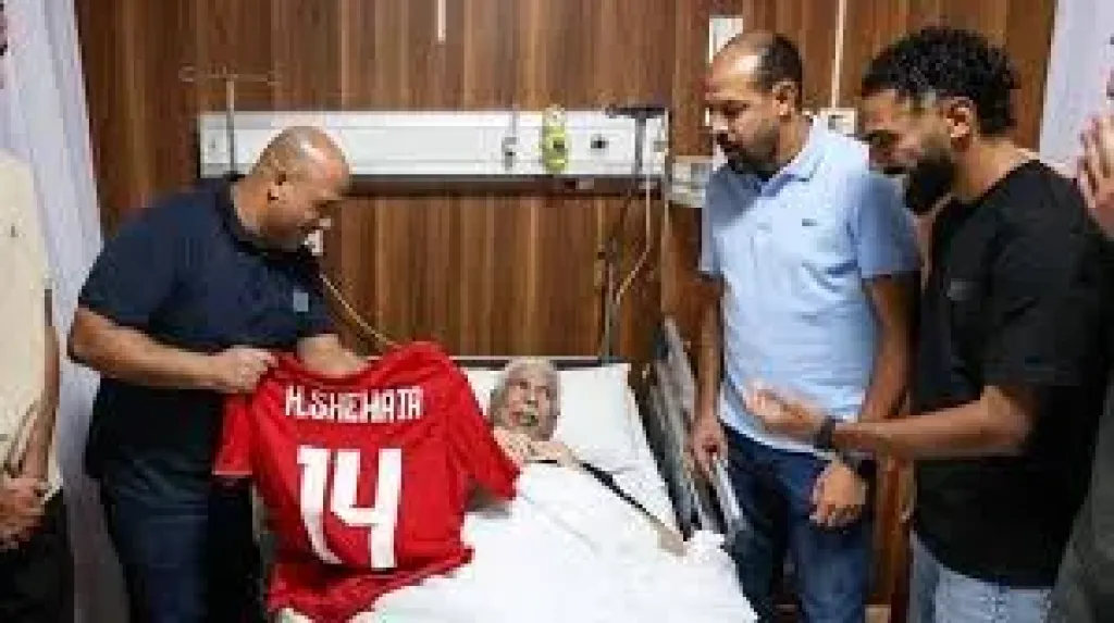 وليد صلاح الدين ولاعبو الأهلي يزورون حسن شحاتة فى المستشفى