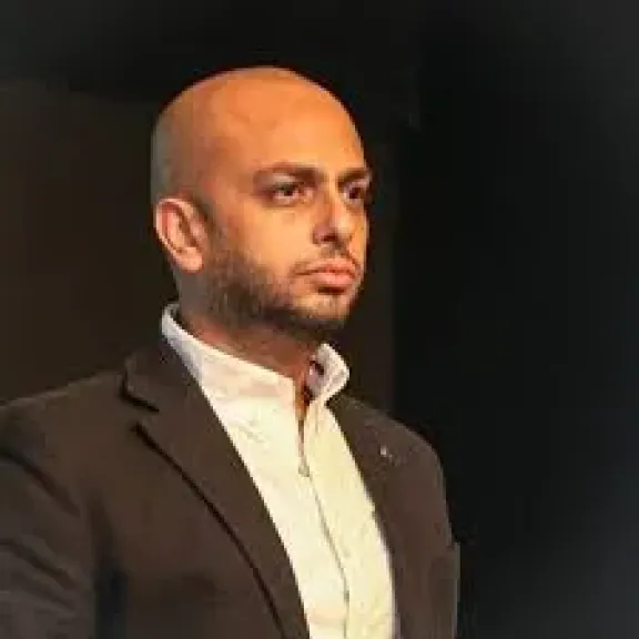 الكاتب أحمد مراد