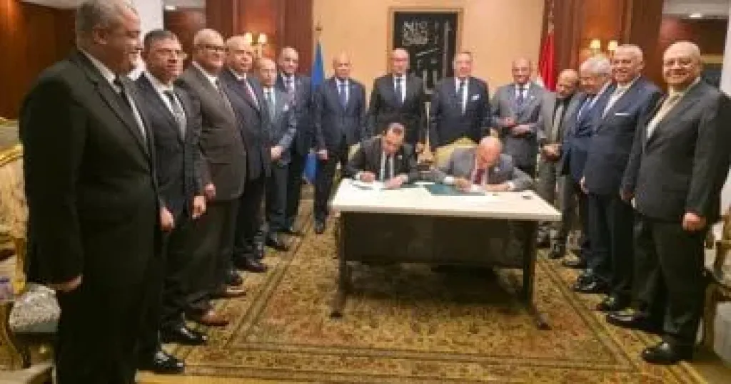 جانب من التوقيع 