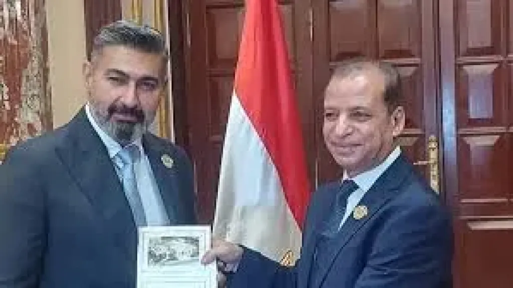 ياسر جلال اثناء تسلمه كارنية عضوية مجلس الشيوخ