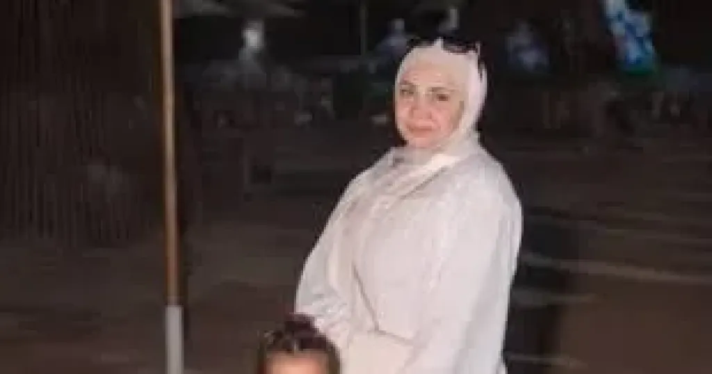 الام ونجلتها