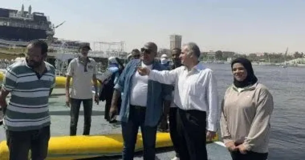 جانب من زيارة وفد جامعة أسوان لنادى التجديف