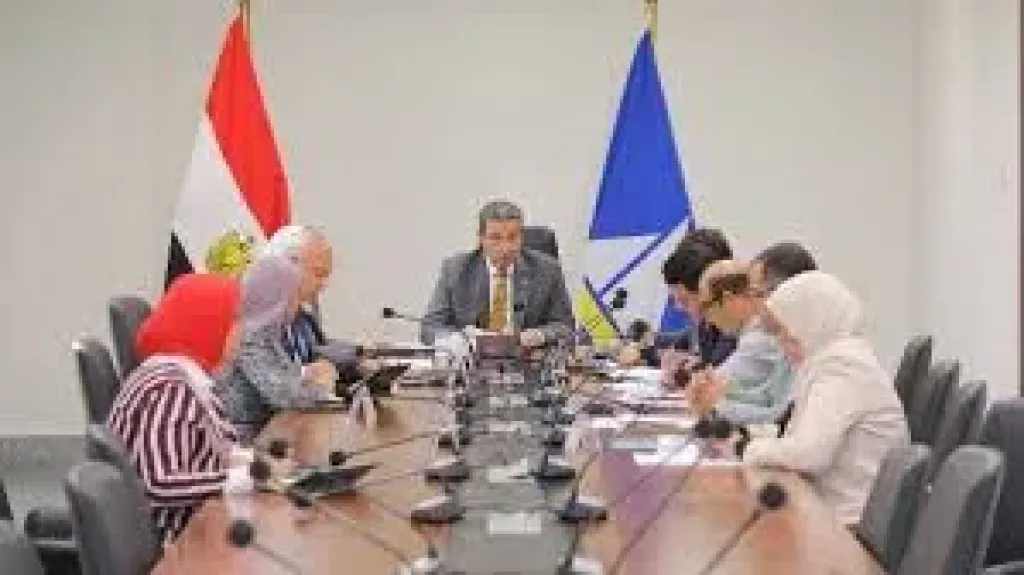 محافظ دمياط يجتمع لمناقشة الجطط الاستسماريه للعام المالى
