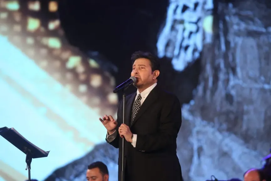 هاني شاكر يُشعل مسرح الأوبرا بأغنية نسيانك صعب أكيد والجمهور يشاركه الغناء