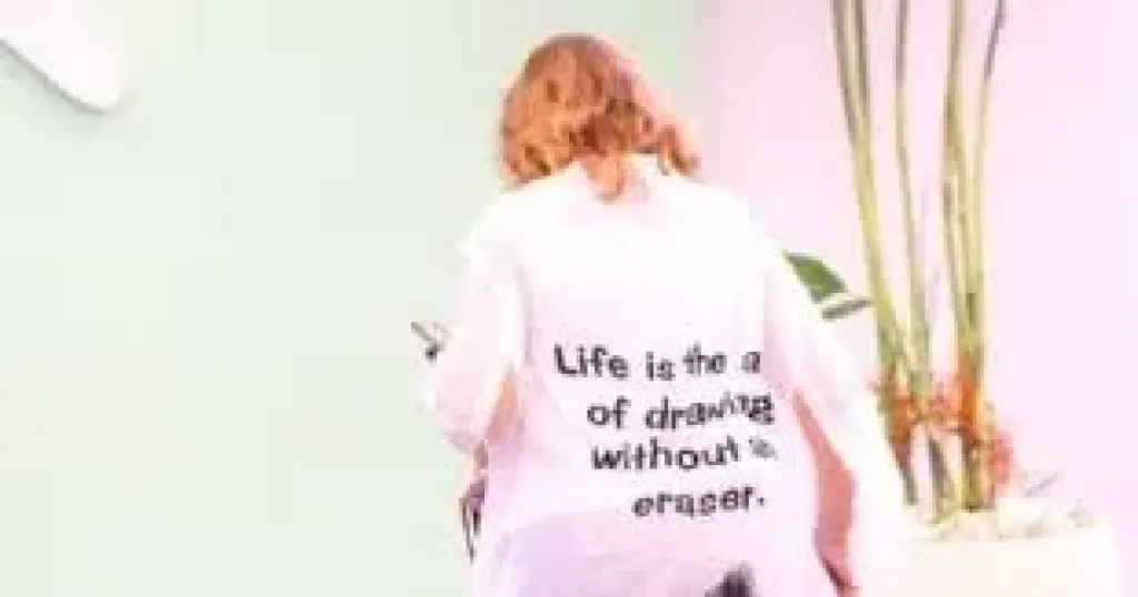 رسالة يسرا على ظهر بلوزتها