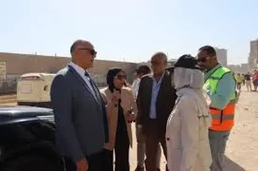 محافظ القليوبيه خلال جولته