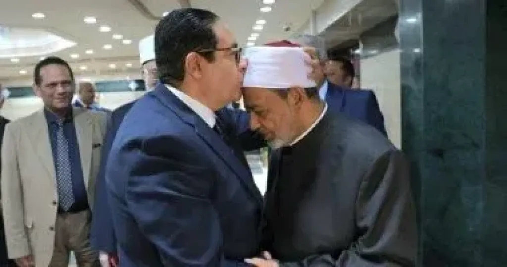 رئيس جامعة القاهرة يقبل رأس شيخ الأزهر