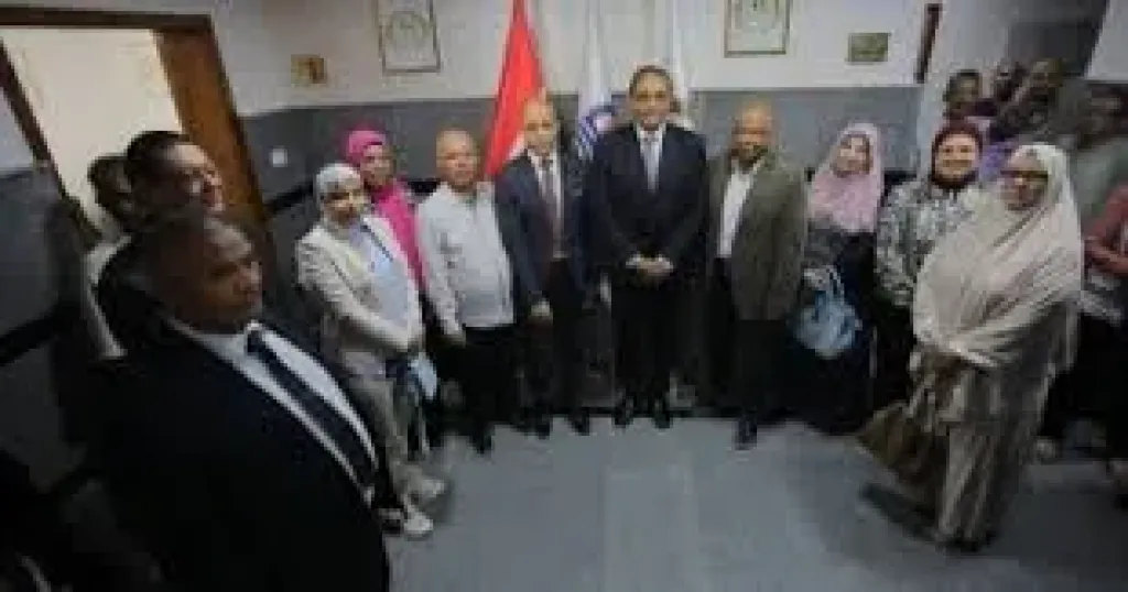 محافظ قنا