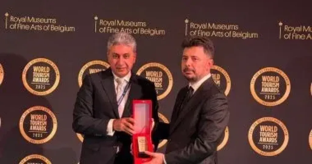 وزير السياحة والآثار 