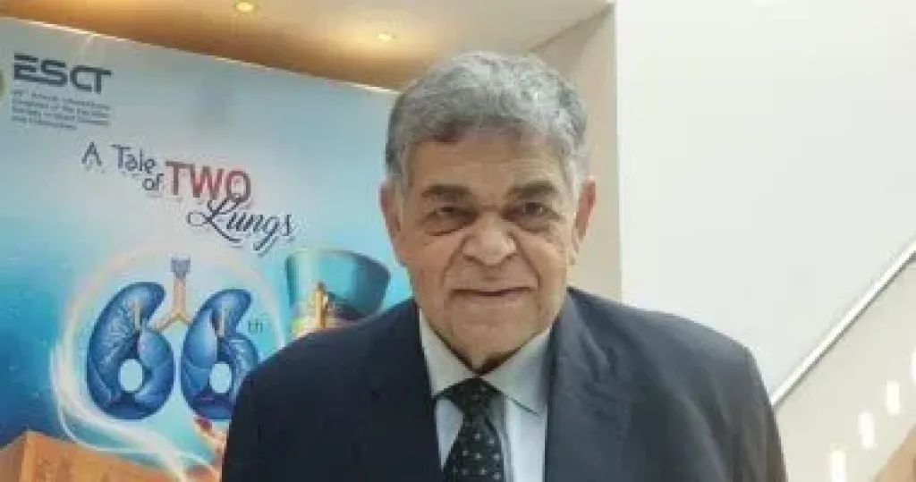 الدكتور أشرف حاتم أستاذ الأمراض الصدرية