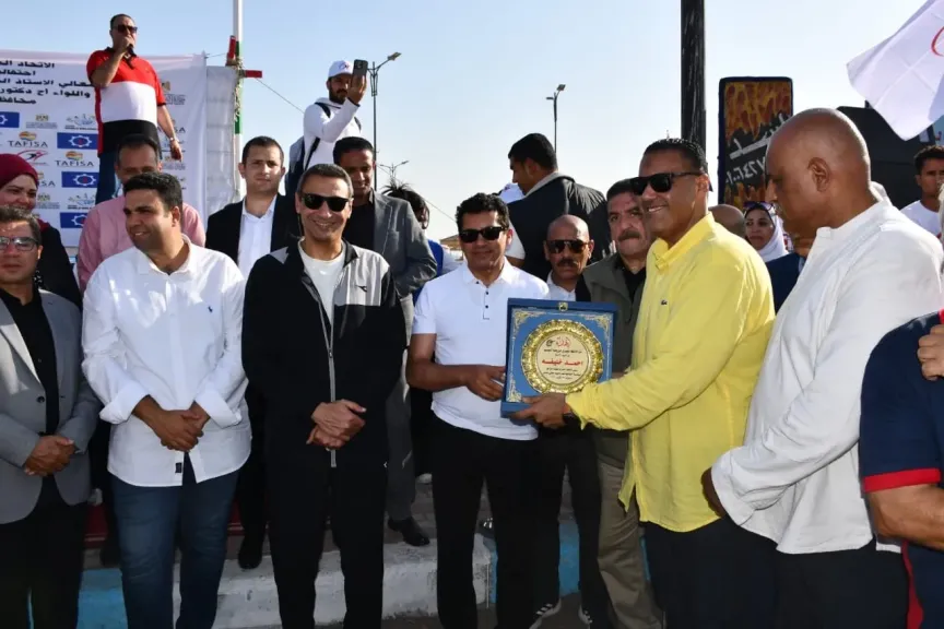 وزير الشباب ومحافظ السويس يفتتحان مهرجان يوم المشي العالمي 