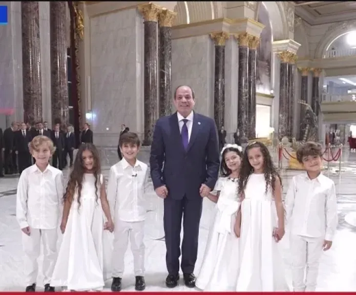 صورة السيد الرئيس مع الاطفال 