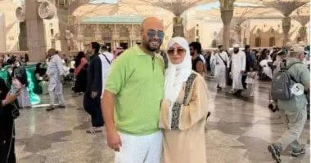 حاتم صلاح وزوجته في العمرة