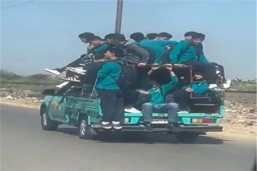 سيارة “نصف نقل” بتحميل عدد من طلاب إحدى المدارس بالصندوق الخلفى للسيارة
