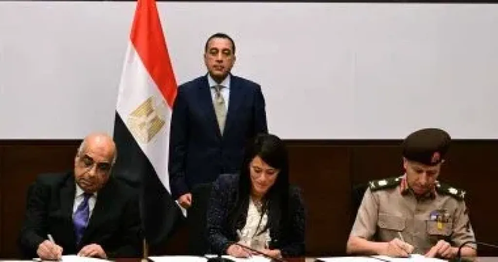 جانب من التوقيع 