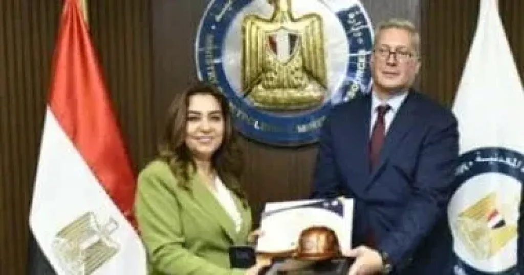 جانب من التوقيع 