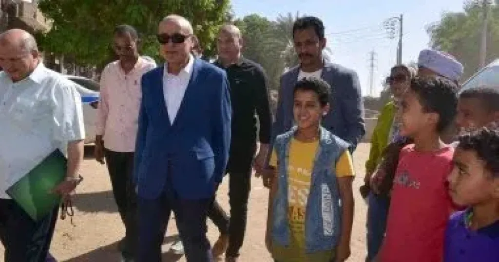 محافظ الأقصر يفي بوعده لطفل بإسنا ويُسكن أسرته في منزل جديد