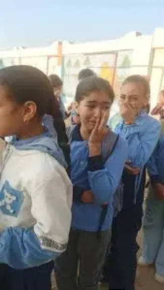 بكاء تلاميذ مدرسه حذنا على رحيل معلم