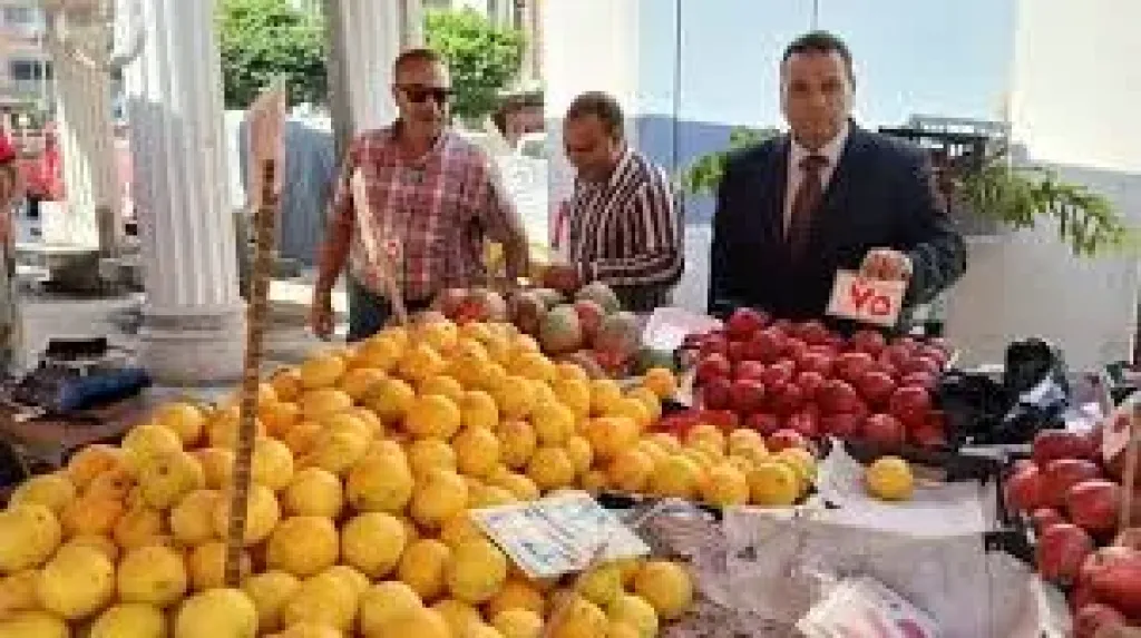 وكيل وزارة التموين بالاسكندريه فى سوق اليوم الواحد