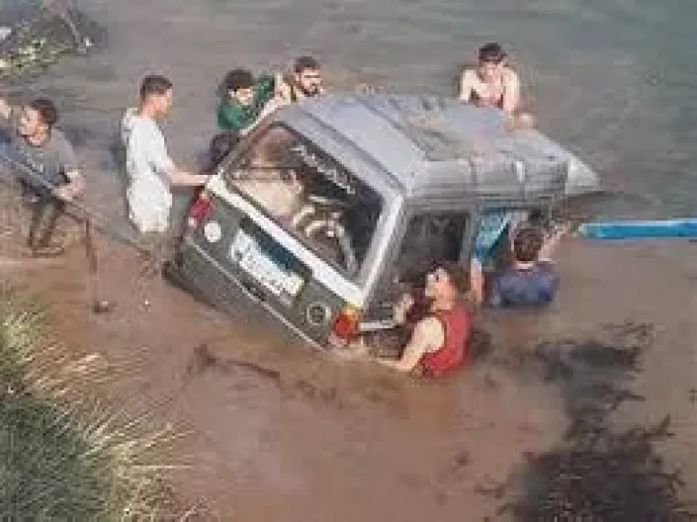 سقوط سياره بالرياح التوفيقى