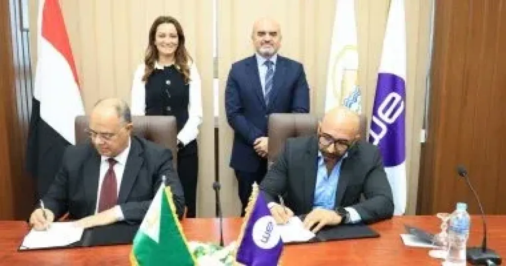 جانب من التوقيع 