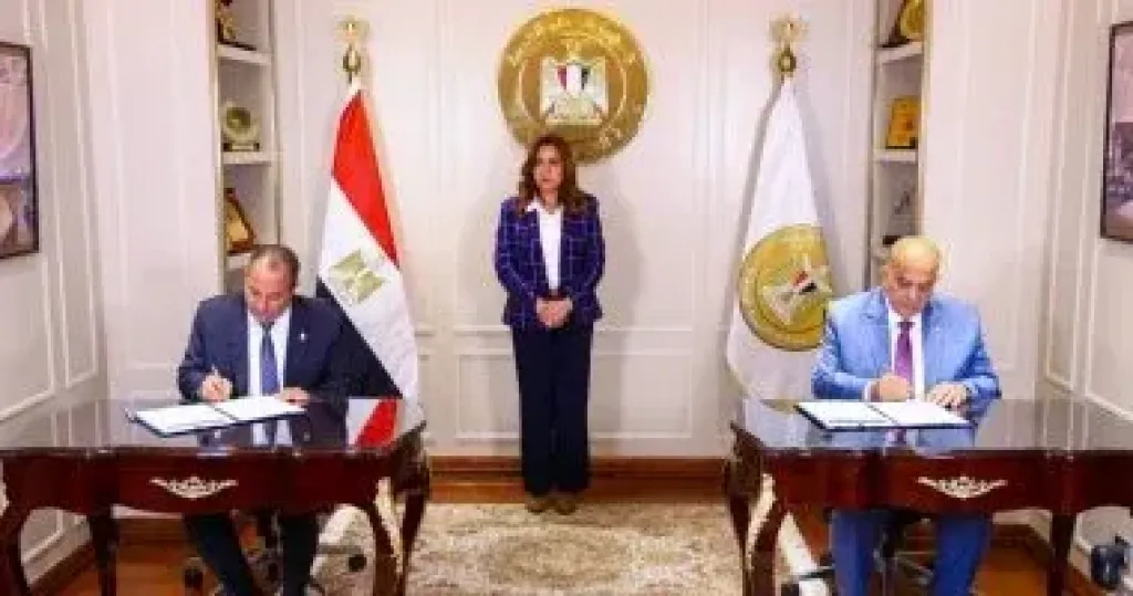 جانب من التوقيع 