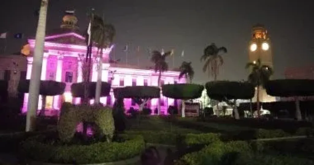 جامعة القاهرة تضىء مبناها التاريخي
