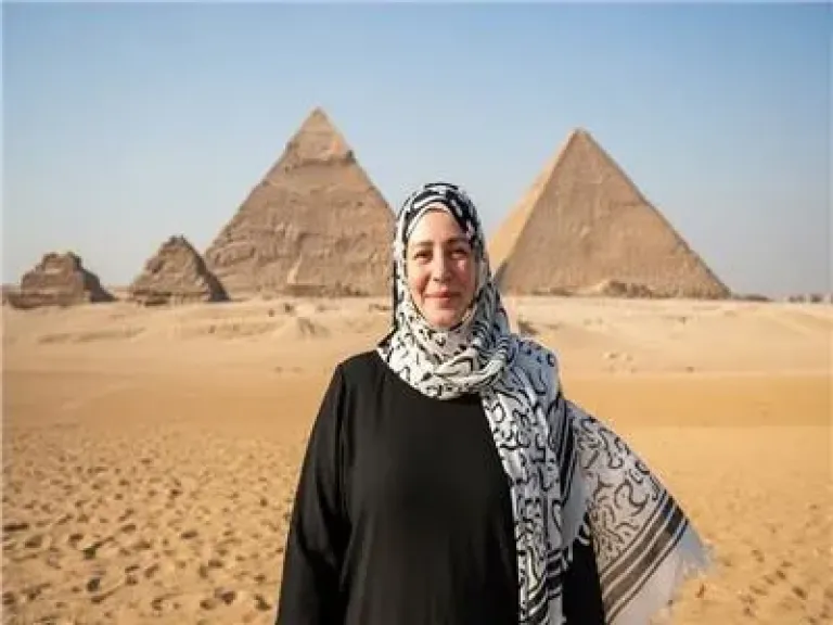 صورة تولدها الذكاء الاصطناعي تظهر عبلة كامل أمام الأهرامات