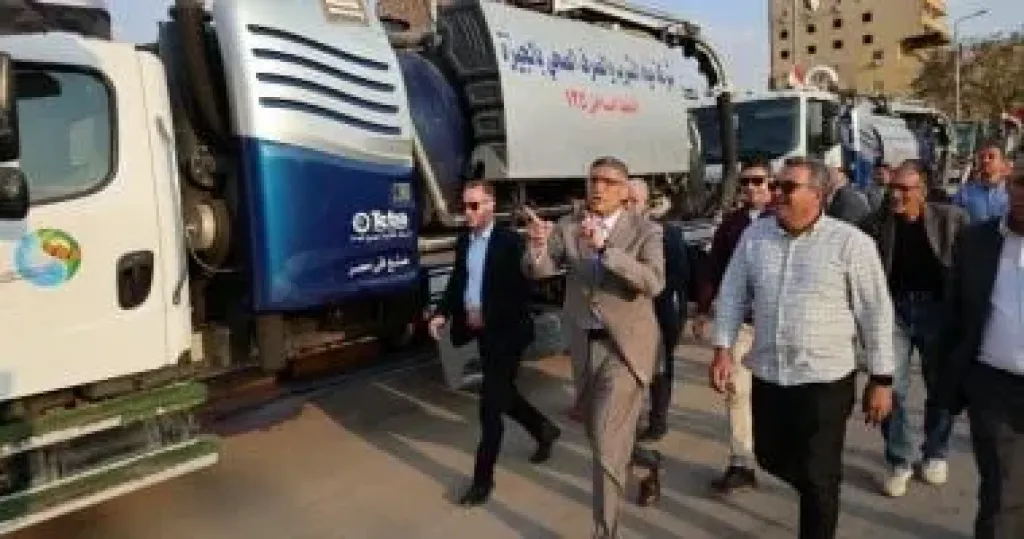 اصطفاف معدات شركة مياه الشرب بمحيط المتحف المصرى الكبير
