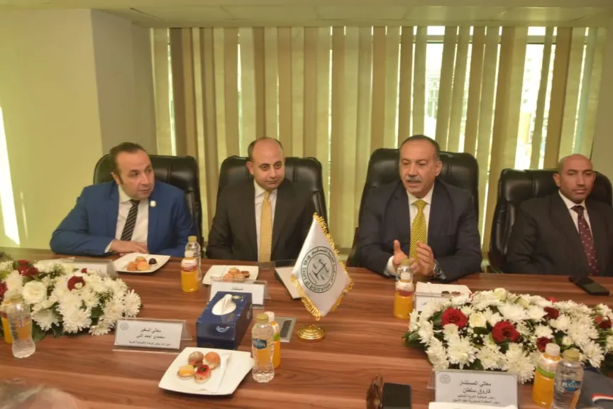 محافظ أسيوط اثناء جتمع 