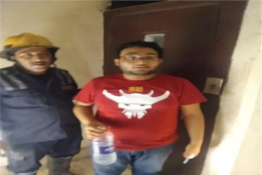 المواطن عقب إخراجه من المصعد