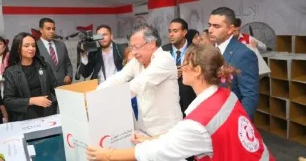 رئيس جمهورية كولومبيا يشارك في تعبئة كراتين المساعدات لغزة