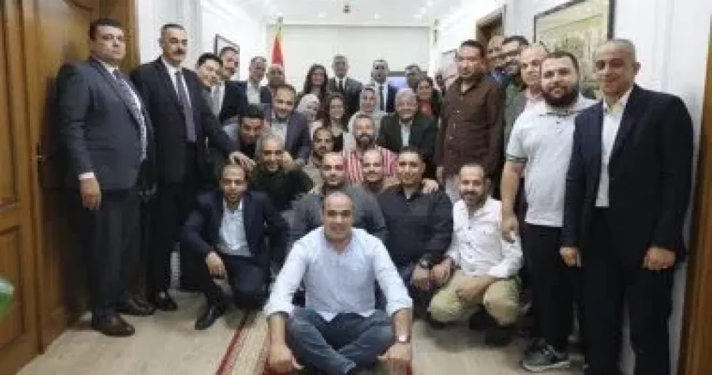 محافظ الجيزة وصورة تذكارية مع فريق العمل