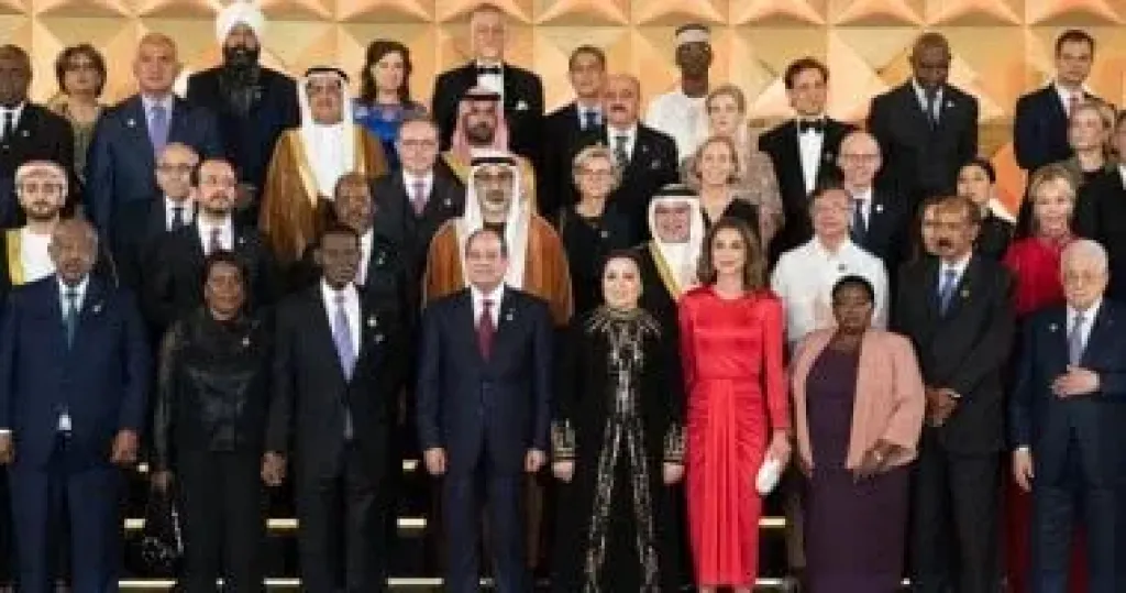 صورة تذكارية للرئيس السيسى والسيدة قرينته مع ضيوف حفل افتتاح المتحف الكبير
