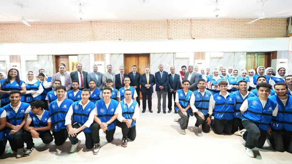 محافظ أسيوط اثناء استقبال 