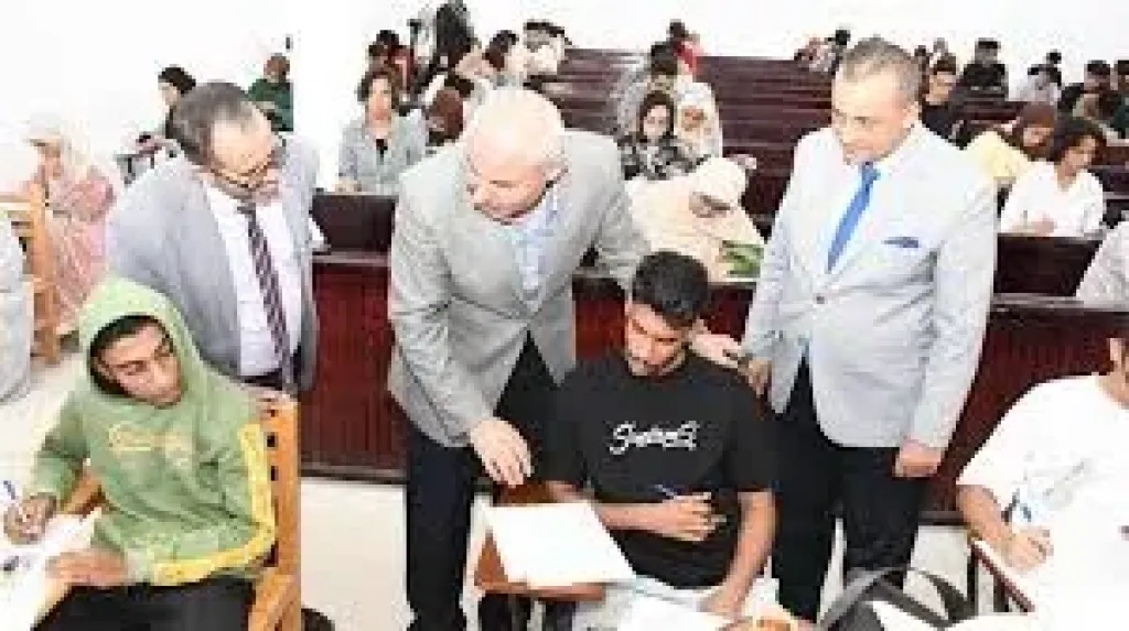 رئيس جامعه القناه يتفقد امتحانات الميد تيرم