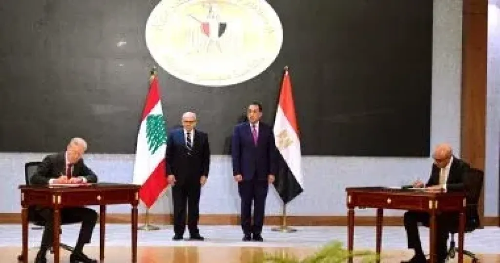 جانب من التوقيع