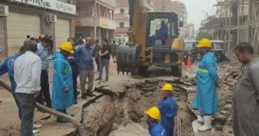 إصلاح كسر مفاجئ بخط مياه رئيسى فى زفتى