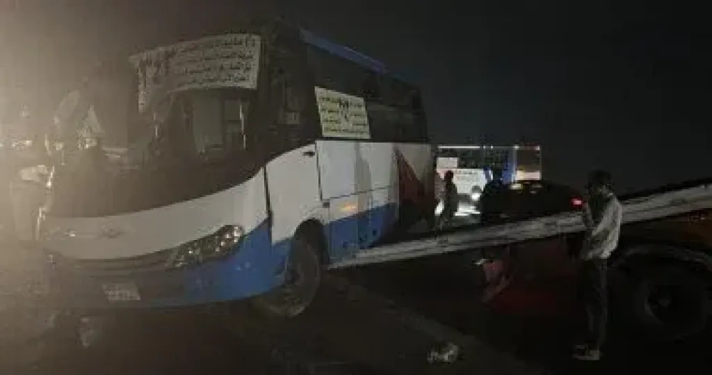جانب من رفع أثار انقلاب المينى باص