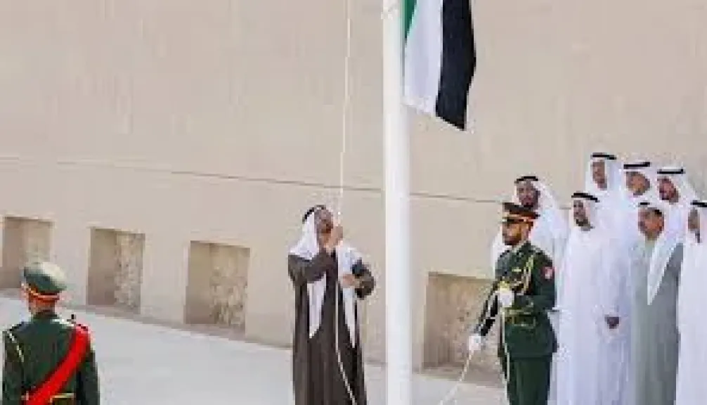 محمد بن زايد يرفع على الإمارات فى قصر الحصن بأبوظبى