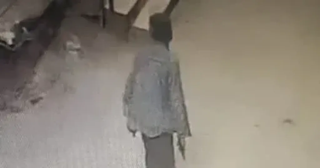 رجل يحمل سلاحًا ناريا ويتجول في الشارع بسوهاج