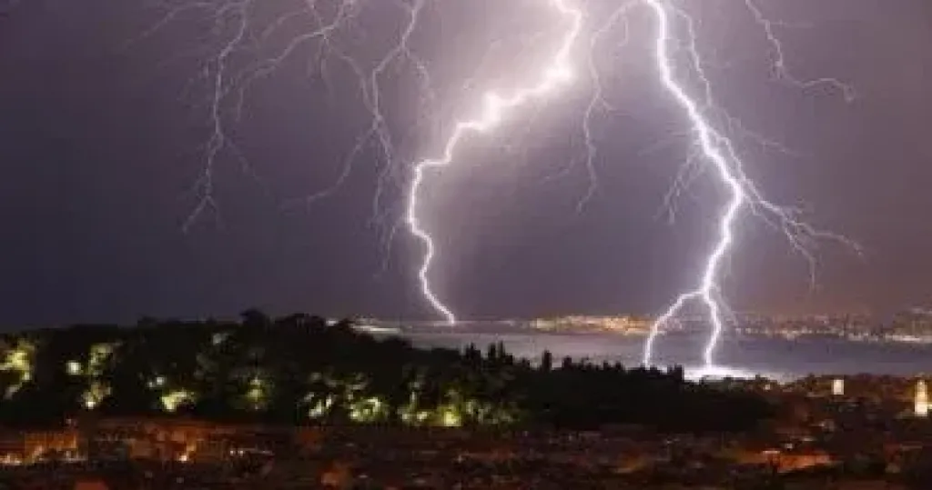 البرق يحصد الأرواح فى البحيرة - أرشيفية