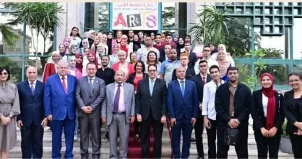 رئيس جامعة القاهرة يفتتح معرض "مسابقة فنون 9"