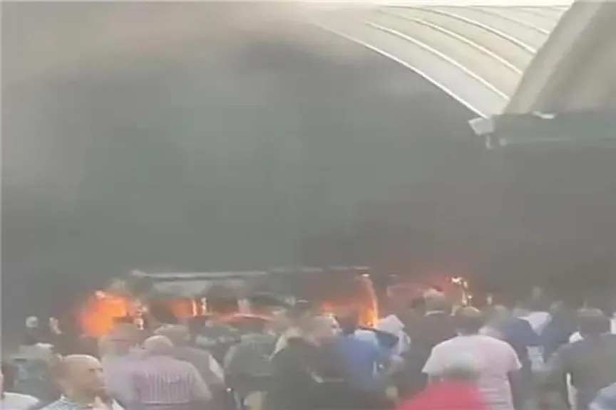 حريق بسيارة ميكروباص في الموقف الجديد