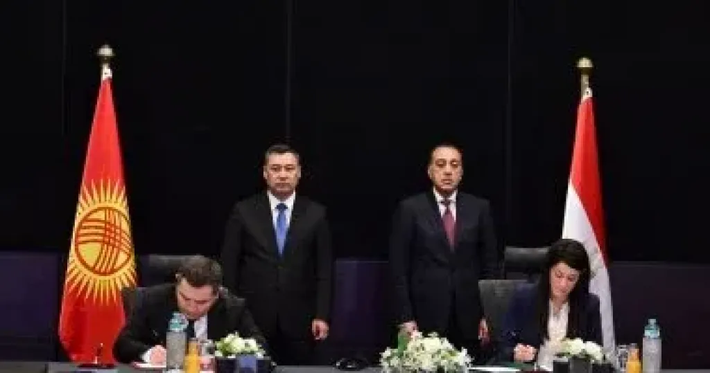 جانب من التوقيع