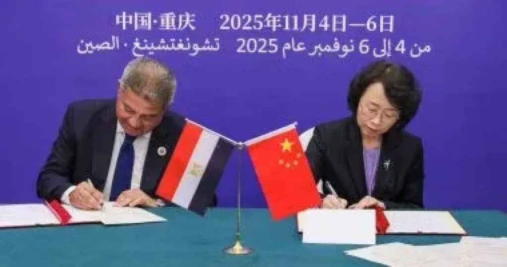 المهندس خالد عبدالعزيز، رئيس المجلس الأعلى لتنظيم الإعلام أثناء التوقيع